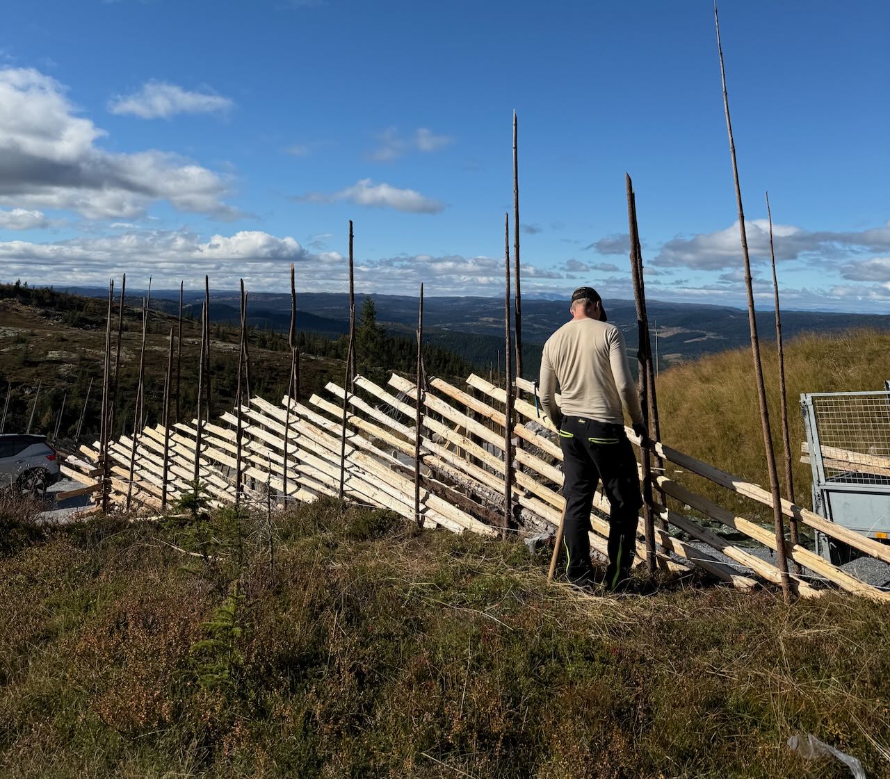 Montering av skigard med saktevokst granstaur — bindingene festes med ståltråd